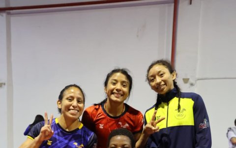 Luisa Valverde (i), Lucía Yépez, Jacqueline Mollocana y Génesis Reasco (de rodillas), ganadoras de medallas de oro.