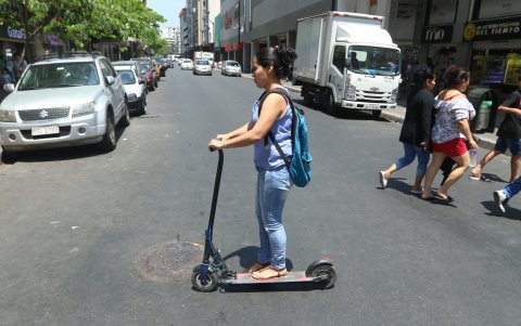 Algunas pocas personas pasean en monopatín como una alternativa de transporte.
