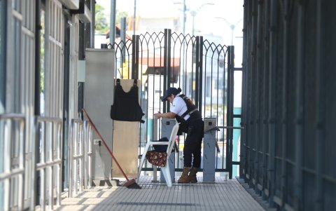 Escena. En las paradas hay vigilancia.