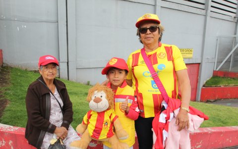 A Mercedes López (d) la acompañan su nieto Ismael y el león Galíndez.