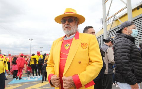 César Román, con su traje amarillo, es conocido como la cábala del Papá.