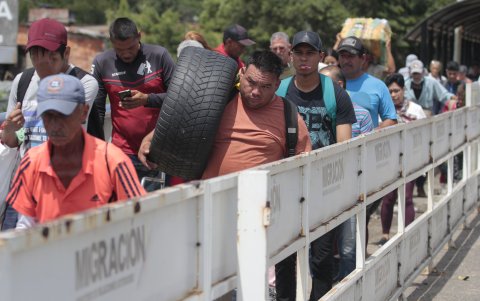 Cientos de migrantes, en su mayoría venezolanos, cruzan la frontera en Colombia con destino a Estados Unidos.