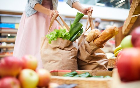 La elevación del nivel general de los precios de los productos de alimentación, a causa de la inflación, plantea un serio reto para los bolsillos y la salud del consumidor.