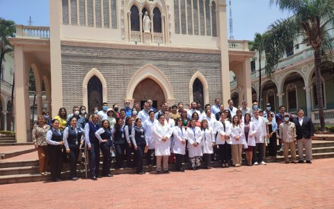 Los sobrevivientes se fotografiaron junto con los doctores y el personal administrativo