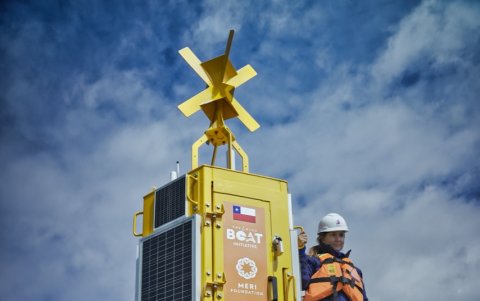 Boya inteligente alzar la bandera chilena