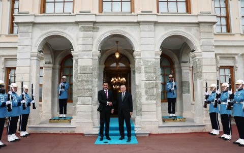 El presidente de Turquía, Recep Tayyip Erdogan (derecha) saluda con el Emir de Catar, Sheikh Tamim Bin Hamad Al-Thani, quien visita Estambul, este viernes 14 de octubre.