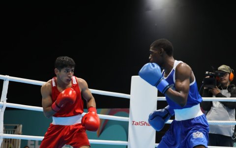 El pugilista Luis Fernando Delgado (i), de Ecuador, venció al colombiano Juan Palacios para obtener el oro.