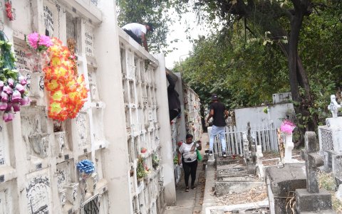 Falta de control. Las personas caminan con un evidente miedo entre varios sujetos que hasta se trepan sobre las bóvedas.