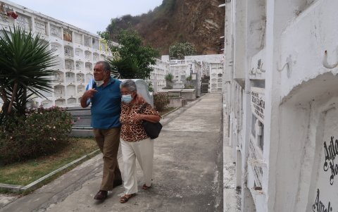 Las parejas de adultos mayores pasan a toda marcha por temor a ser asaltadas