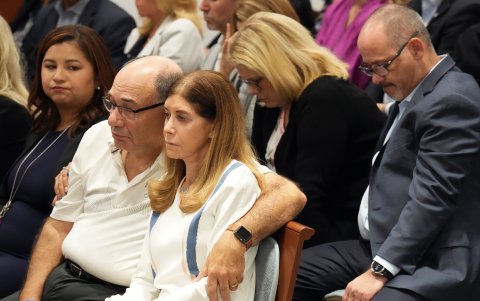 Familiares de las víctimas escuchan el dictamen del jurado contra el autor de la matanza.