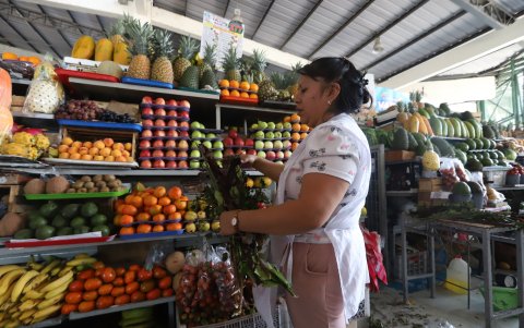 Mercado. Nancy Durán arma las hojas para la colada.