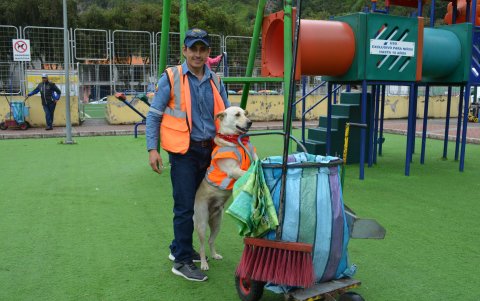 Cumpliendo tareas. Manuel Oñate  trabaja como barrendero, es el dueño y quien rescató al can de su abandono en el parque Montalvo.
