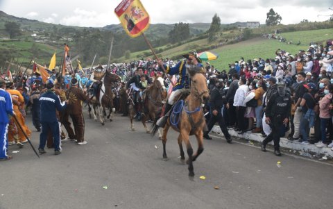 Españoles. Un portaestandarte a caballo lidera el ejército de Sebastián de Benalcázar.