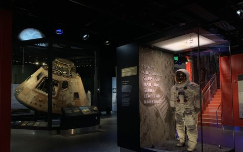 El traje espacial de Neil Armstrong y el módulo de comando del Apolo 11 en el Museo Nacional del Aire y el Espacio.