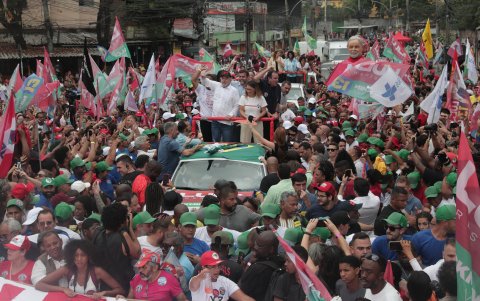 El expresidente de Brasil Luiz Inácio Lula da Silva visita hoy el Complexo do Alemao, una de las favelas más grandes y más peligrosas de Río de Janeiro, el miércoles 12 de octubre.
