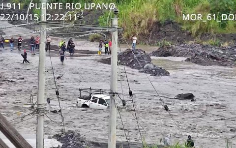 Estregos. Un vehículo fue atrapado por el agua en el puente del río Upano, en el ingreso a Macas.