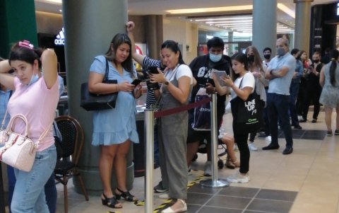 Clientes.- Las personas hicieron fila en el Mall de Sol, en Guayaquil, esperando que abra la tienda Old Navy.