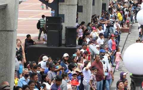 Cientos de personas acudieron desde tempranas horas al Malecón para coger un buen sitio y observar el desfile náutico.