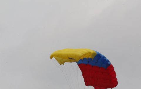 El salto de paracaidistas de la Armada fue aplaudido por los presentes.