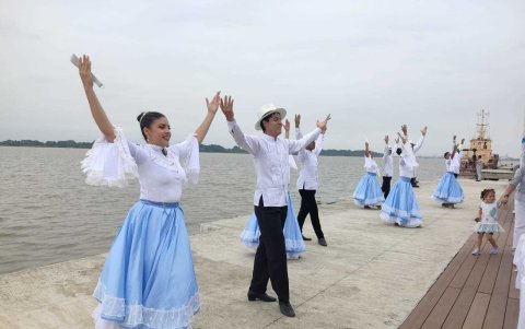 Grupos de danzas pusieron ritmo al evento desarrollado en el río Guayas.