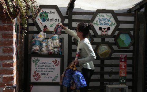 De todo. En el laboratorio de reciclaje se acumula desde pilas hasta aceite de cocina usado.