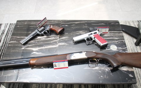 Registro. Cada arma legal está registrada en el Departamento de Control de Armas. Cada una requiere una licencia, que se renueva. Los datos de la persona que la porta están en el sistema, su foto y sus huellas dactilares.