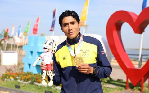 Cristhian Vásconez muestra orgulloso su medalla de oro tras su primer lugar en maratón.