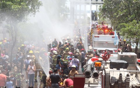 Una treintena de vehículos del Cuerpo de Bomberos se apostaron en la avenida  9 de Octubre, desde Boyacá hasta el Malecón para realizar el ejercicio de agua.