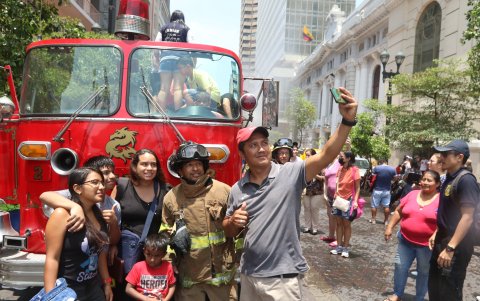 El público aprovechó para tomarse fotos junto a las unidades del Cuerpo de Bomberos.