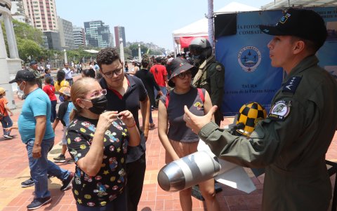 Cientos de personas recorrieron los stands de la FAE para conocer la historia de esta institución.