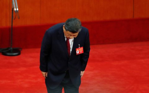 El presidente chino Xi Jinping se inclina al término de su discurso en la inauguración del  XX Congreso del Partido Comunista, este 16 de octubre en Beijing.