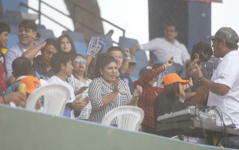 El público volvió a las graderías del estadio Yeyo Úraga.
