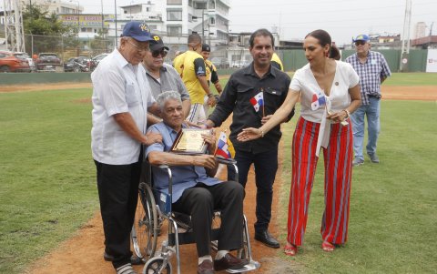 Luis ‘Cholo’ Calamaris Oliva fue uno de los homenajeados.