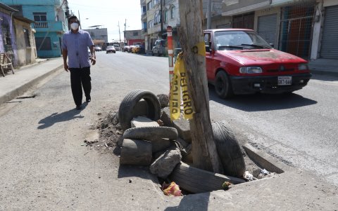 En una de las vías principales de la tercera etapa de El Recreo, un hueco taponado con llantas y palos permanece desde hace años, según los moradores.