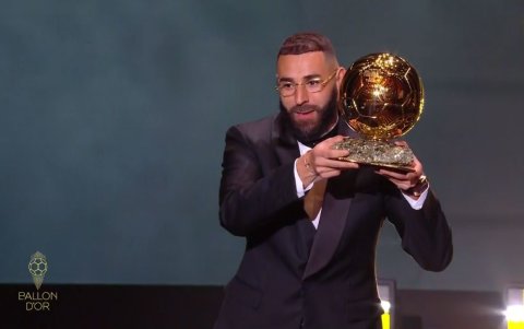Karim Benzema levanta el Balón de Oro otorgado el mejor jugador del mundo de la temporada 2021-2022.