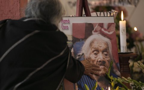 Familiares y amigos asisten al funeral de María Salud Ramírez Caballero, 'Mamá Coco' hoy en su hogar de la comunidad de Santa Fe de la Laguna, en el estado de Michoacán (México).