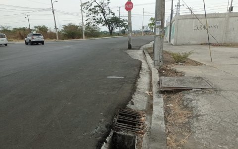 Panorama. Cerca del poste se encuentra una alcantarilla sin rejilla.