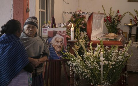 A su funeral han asistido todo tipo de personas, desde familiares hasta curiosos, mientras su féretro, al fondo de su hogar, se llena cada vez más de adornos florales que adornan una foto suya.