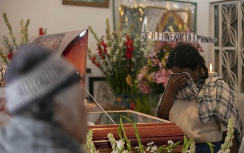 La mujer mexicana, nacida en 1913 en el pueblo purépecha de Santa Fe de la Laguna, falleció a los 109 años por complicaciones de salud por Enfermedad Pulmonar Obstructiva Crónica (EPOC) y daño renal, según sus familiares.