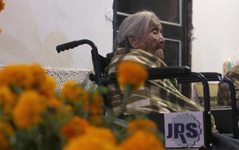 Fotografía de archivo fechada el 1 de noviembre de 2018 que muestra a María Salud Ramírez Caballero “Mamá Coco” en su hogar de la comunidad de Santa Fe de la Laguna, Michoacán (México).