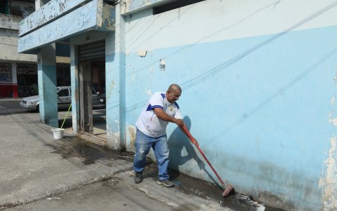 Los trabajadores de los locales deben limpiar todos los días los desechos que dejan