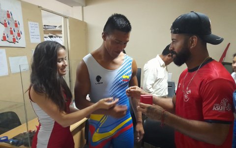 Mauricio Sánchez, integrante de la selección ecuatoriana de lucha, fue testigo del enlace de la joven pareja y entregó los anillos.