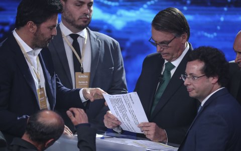 Bolsonaro junto a un grupo de asesores durante el debate presidencial.