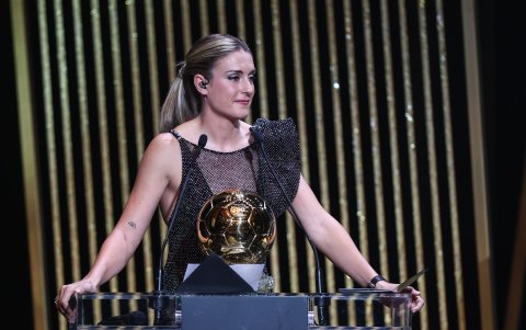 Delicado y romántico. Así fue el traje que lució la catalana Alexia Putellas, ganadora del Balón de Oro en la categoría femenina.
