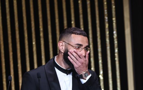 Karim Bencema, con su stylist urbano, subió al estrado para recibir su premio como el mejor futbolista.