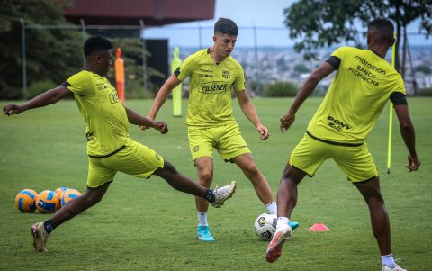 Luca Sosa (c), es uno de los referentes en la defensa de Barcelona.