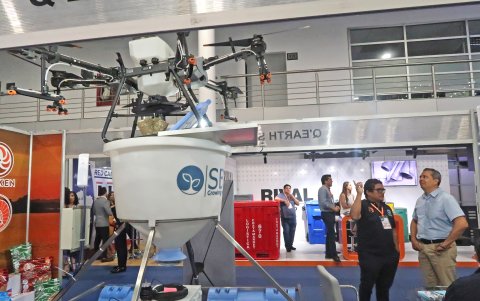 Dron. En la exposición se mostraron los drones que llevan comida para los camarones al sistema de alimentación.