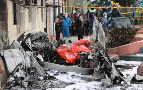 Hasta el cierre de esta edición, los cables colgaban y estaban regados sobre la calle central y las aceras.