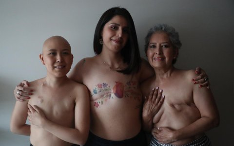 Lorena Estrada (i), Sandra Monrroy (c) y Angeles Arreola (d) pacientes con cáncer de mama posan para fotos el 17 de octubre de 2022 en Ciudad de México (México).