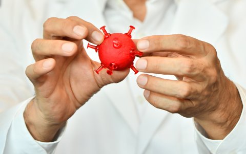 El cáncer colorrectal, apuntó, se origina en el colon o recto de la persona, y surge cuando las células del cuerpo empiezan a crecer de forma descontrolada. Imagen de archivo.